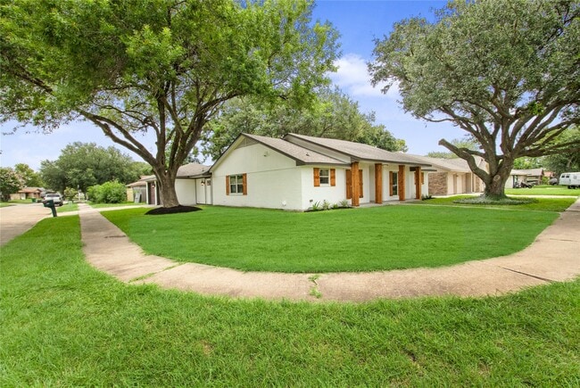 Building Photo - 3208 Woodstone Dr