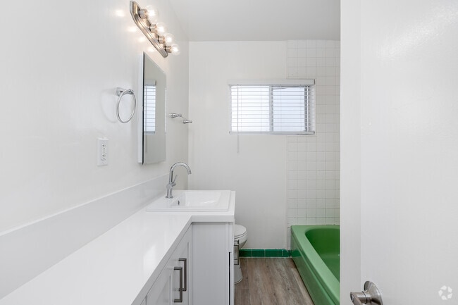 2BR, 2BA - 1,050SF - Primary Bathroom - 220 S Doheny Dr