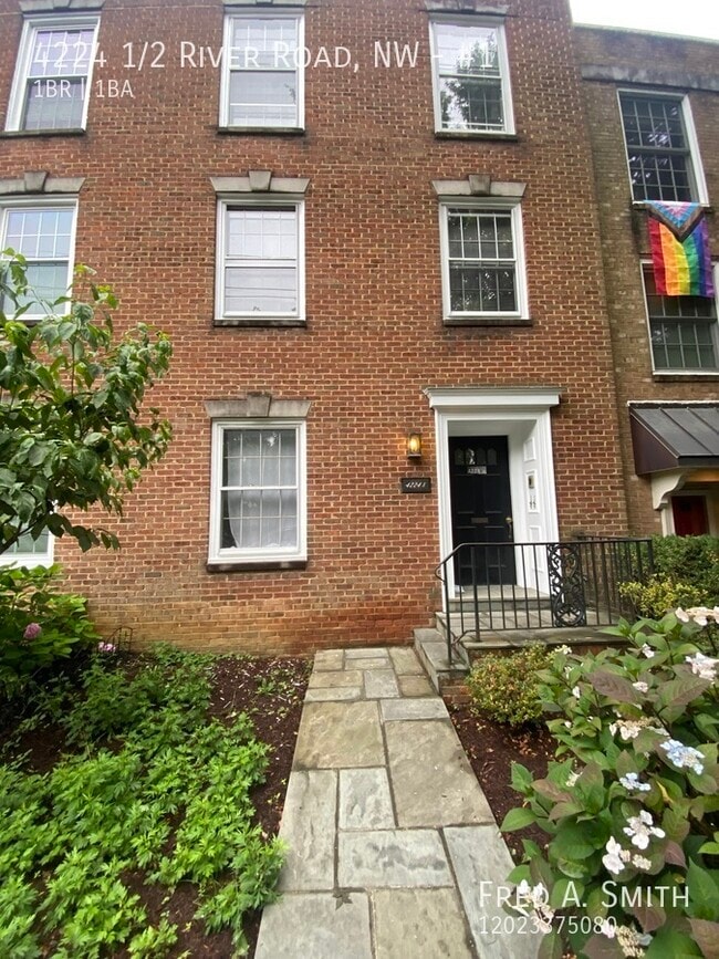 Building Photo - 4224 1/2 River Road, NW-#1 Unit #1