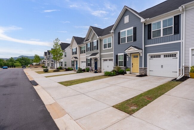 Photo - 913 Leyburn Ln