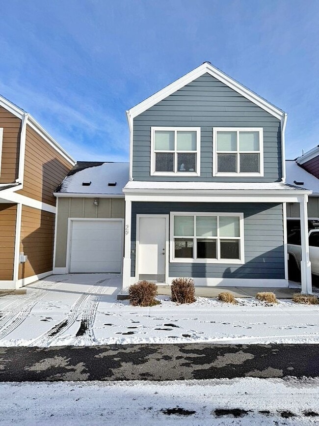 Building Photo - Charming Southside 2 Bedroom, 2.5 Bath Townhome