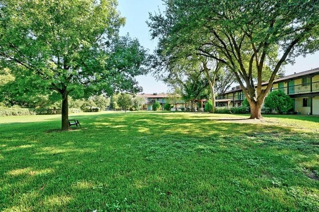 Building Photo - 711 Eberhart Ln Unit 106 Rental