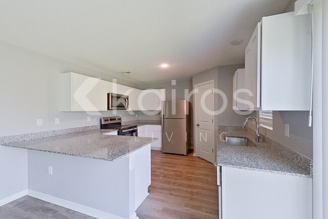 Photo - 1010 Kaye St E