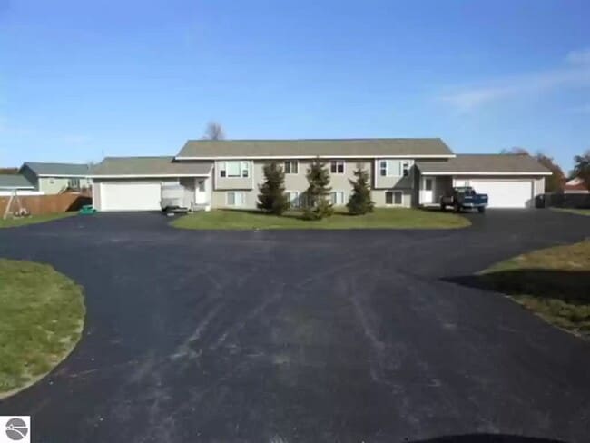 Building Photo - Spacious Split-Level Retreat Just Minutes ...