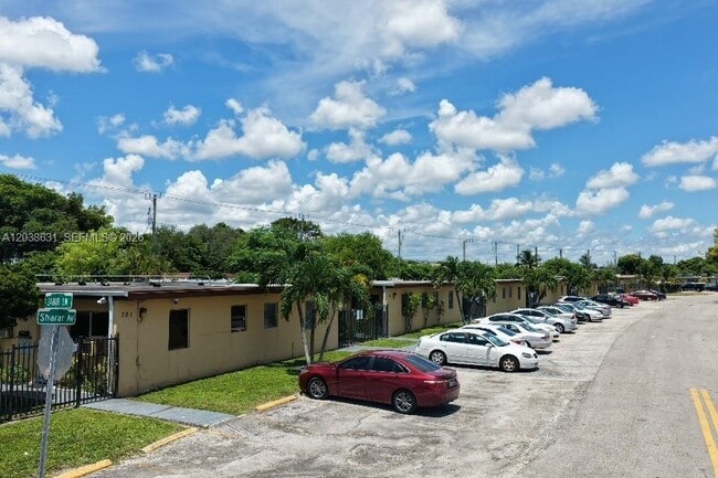 Building Photo - 361 Sharar Ave Unit 6