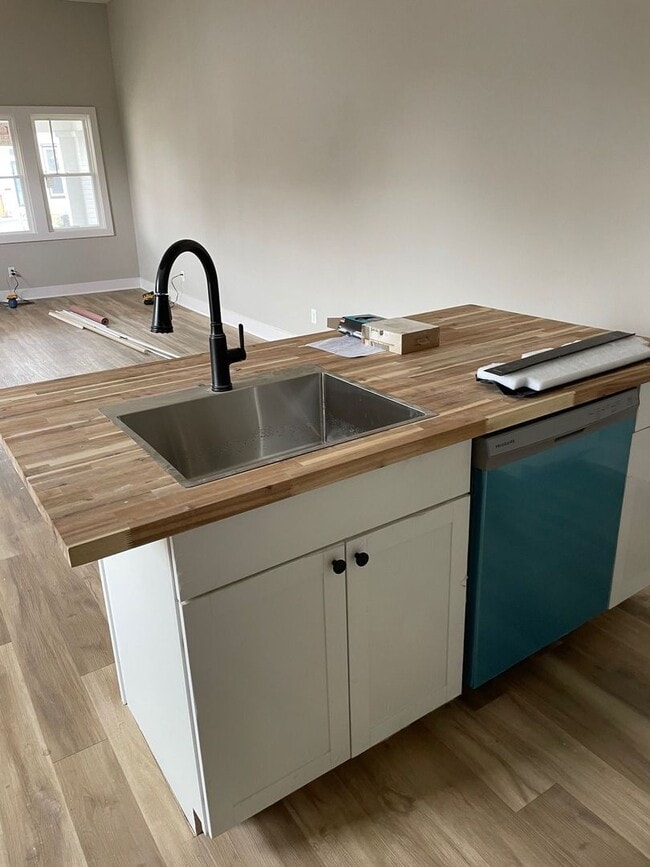 Photo - Shelby Park Amazing Newly Renovated 2 Bedr...