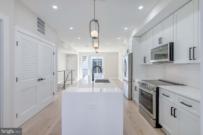 Photo - 722 Kenyon St NW Unit B