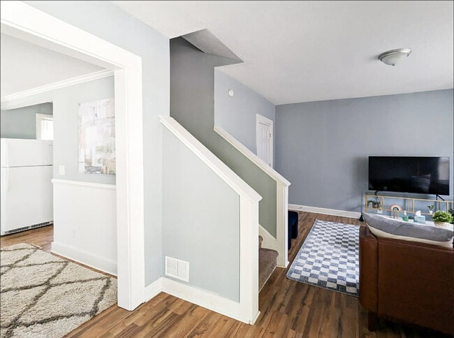 Photo - 911 E 49th St