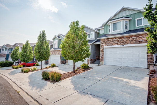 4299 N Cresthaven Ln