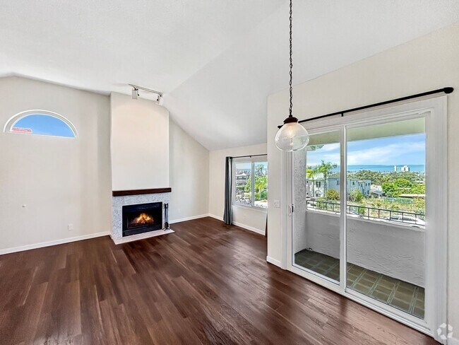 Building Photo - Stunning 2BD/2BA Condo in University Heigh...