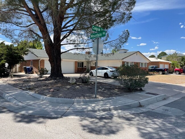 Building Photo - Open floorplan/Huge yard/Lots of Storage/Fireplace