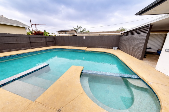 Building Photo - Large 6 Bedroom POOL House on East Falls View! Prime Location! Easily Fits 6-10 People