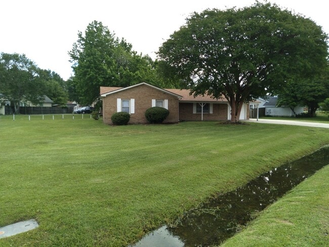Photo - 4 Bedroom house with bonus room and large yard.