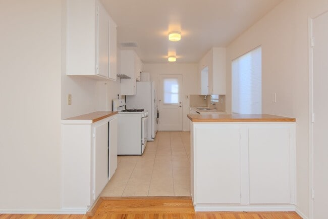 Photo - Spacious 2 bedroom / 1 bath home in Pacific Beach / Crown Point!