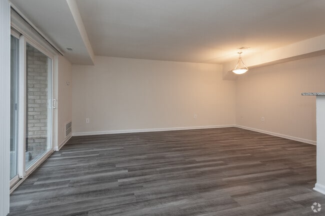 1BR, 1BA - 836 SF