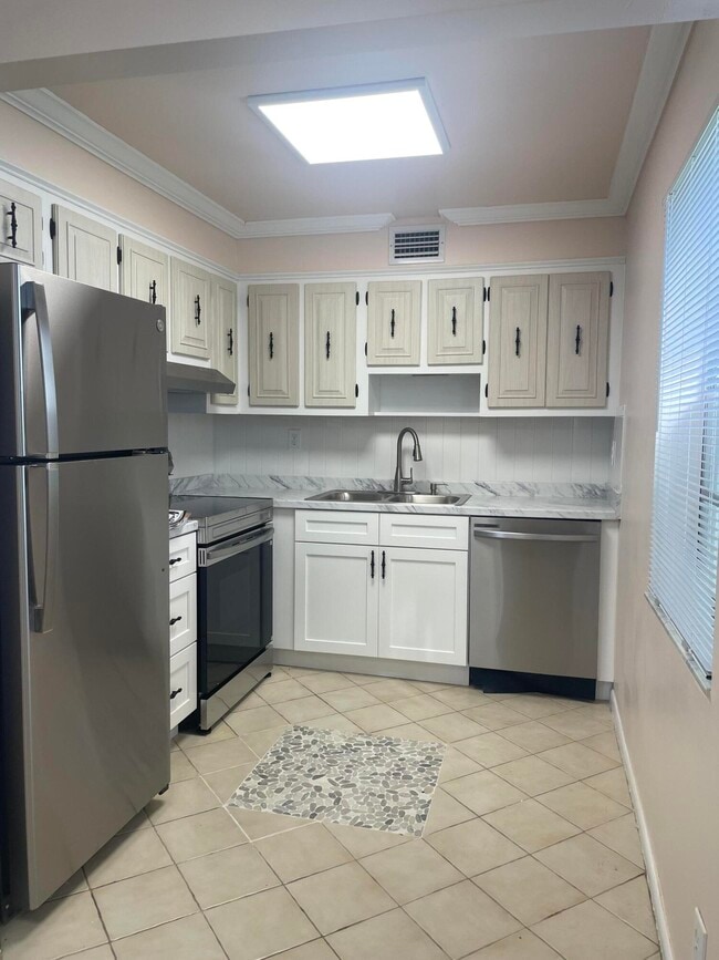Building Photo - 402 Monaco Ct Unit I