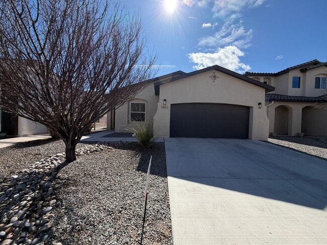 Building Photo - 3 Bedroom Single Story Home Near Unser Blvd NW & Paradise Blvd NW!