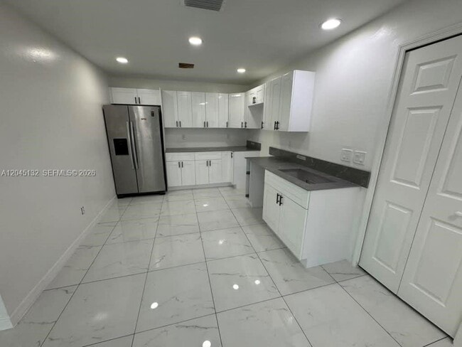 Building Photo - 732 Ichabod Ave Unit 732