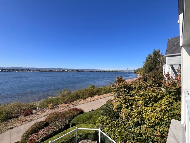Building Photo - STUNNING 3 bed 2.5 bath Condo on the Colum...