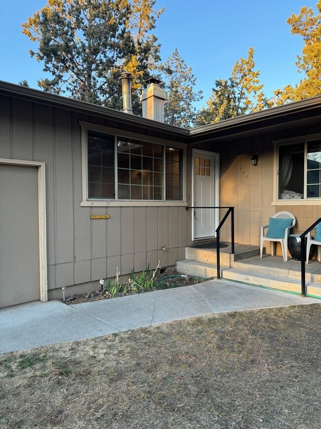 Building Photo - Updated Duplex in SE Bend Rental