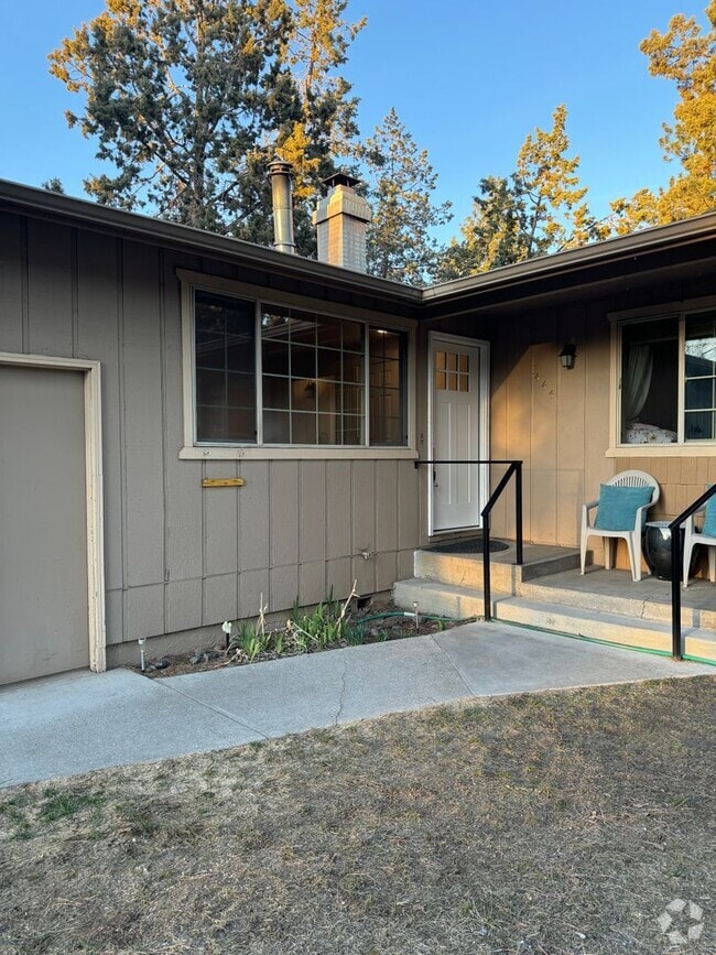 Building Photo - Updated Duplex in SE Bend Rental