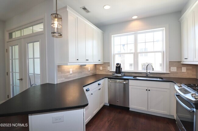 Photo - 15 Brownstone Ln