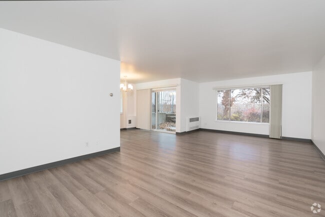 2BR, 1BA - 1100SF - Living Room
