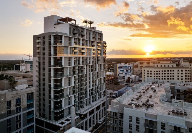 Núcleo en el enlace: Redefiniendo la vida de lujo en altura en Coral Gables - Core Link at Douglas Apartamentos