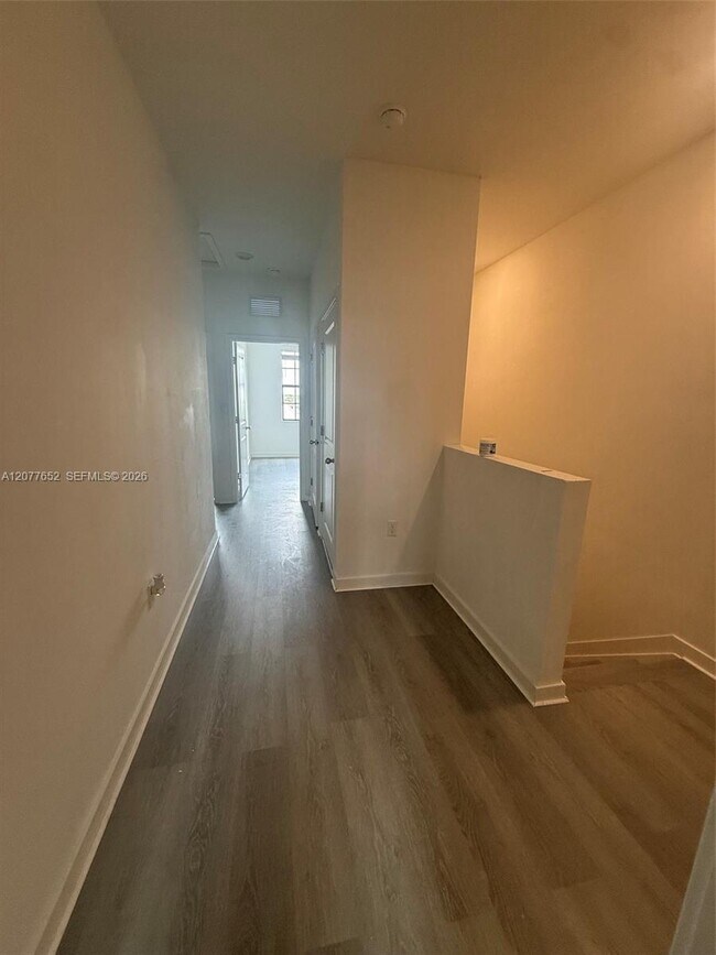 813 SW 11th Ter