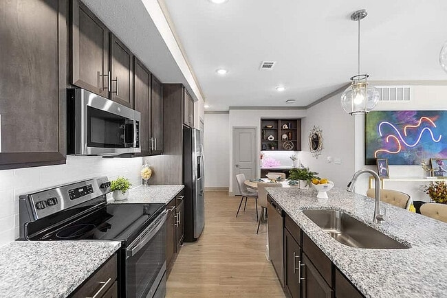 Experimente una cocina y cena gourmet en este espacio de cocina moderno bellamente diseñado. - Evolve Champions