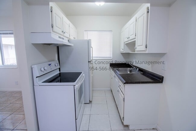 Photo - Nice 2nd Floor 1/1 in GREAT Hollywood Loca... House