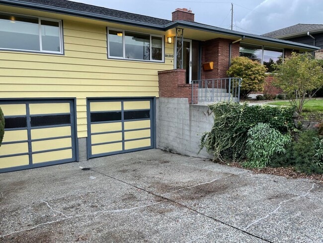 Building Photo - Desirable Olympic Manor Home