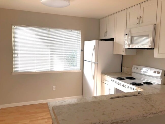 Building Photo - Beautiful 2 Bedroom/1 bath apartment - Upper Floor Unit 02