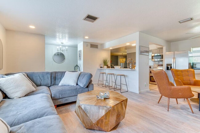 Building Photo - 589 Coconut St