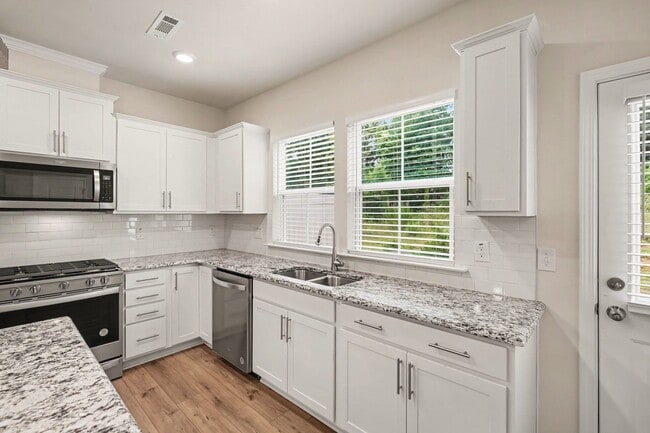 Photo - 909 Falls Grove Trl