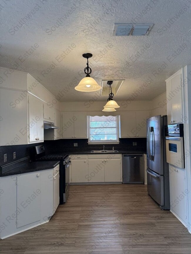 Photo - Spacious 4 bedroom 2 bath brick home