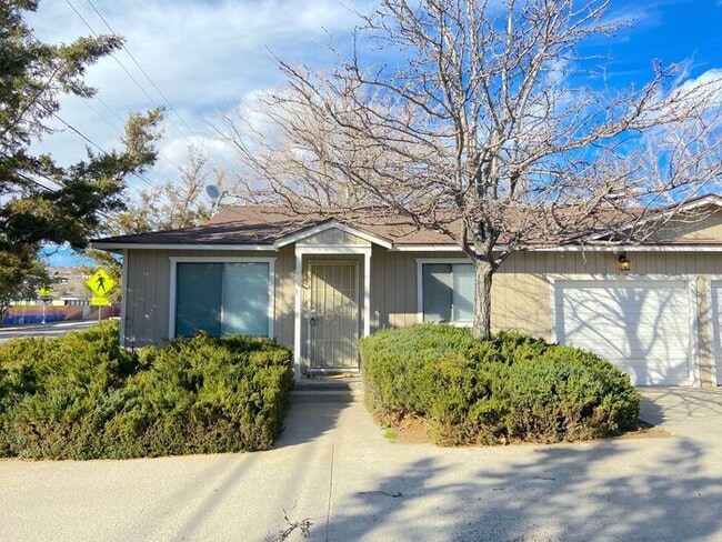 Building Photo - Reno Duplex - 1 Pet Friendly, Garage, Dishwasher, Washer/Dryer Hookups, Central A/C
