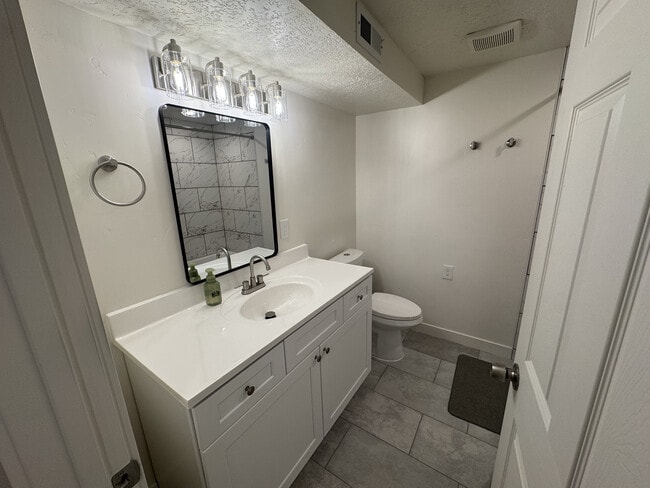 312 E Donna Cir