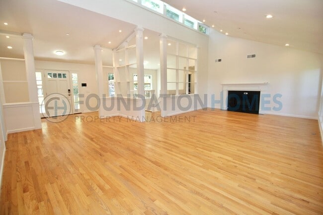 Photo - 309 Crown Rd