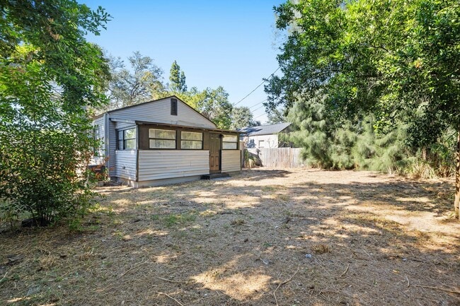 Photo - Large 4 bed/1.5 bath House & Section 8 Acc...