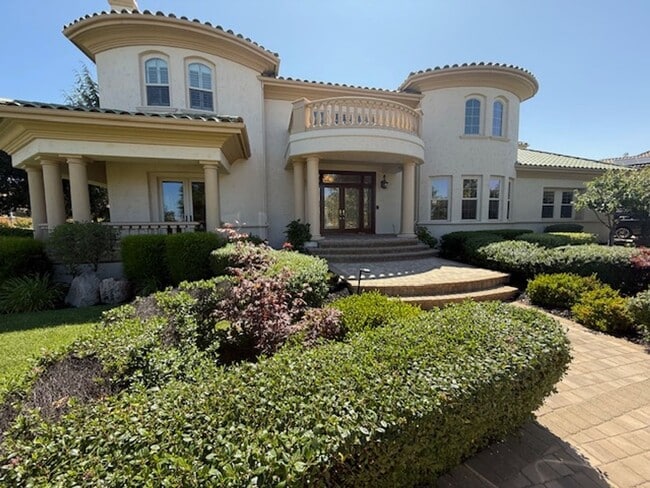 Luxury Two-Story 4BD/4.5BA Home, Located i... - Luxury Two-Story 4BD/4.5BA Home, Located i...