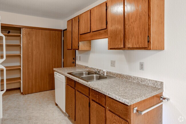 2BR, 1BA - 793SF - Kitchen