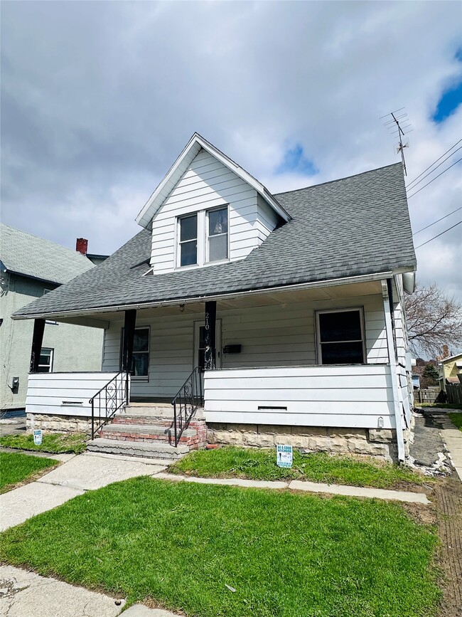 Photo - 210 Squires Ave