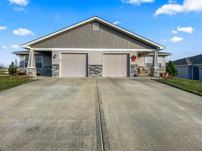Building Photo - Updated 3-Bed, 2-Bath Ranch Townhome with Garage in Blue Springs