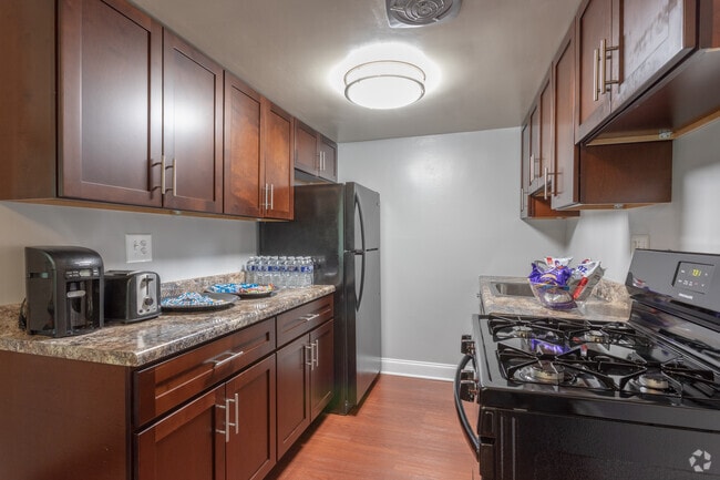 3BR, 2BR - 1,100 SF
