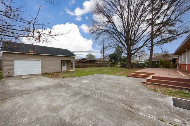 Photo - 607 Bob Wallace Ave SW