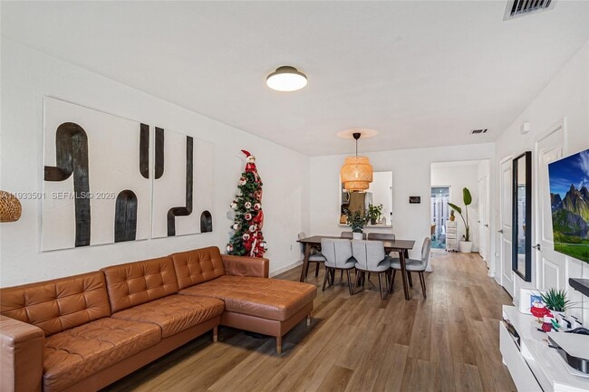 Photo - 476 NE 5th St