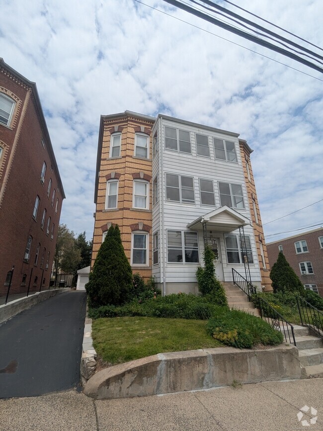 Building Photo - 23 Lyman St Unit #3 East Rental
