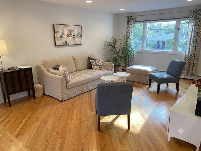 Photo - 208 Charles St