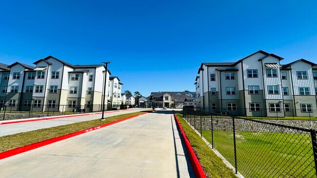 Photo - 19100 Woodland Hills Dr Unidad B1